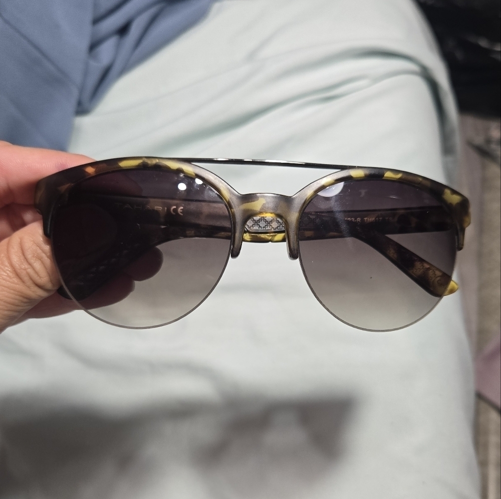 Women's Tahari Sunglasses Tortouse Trim